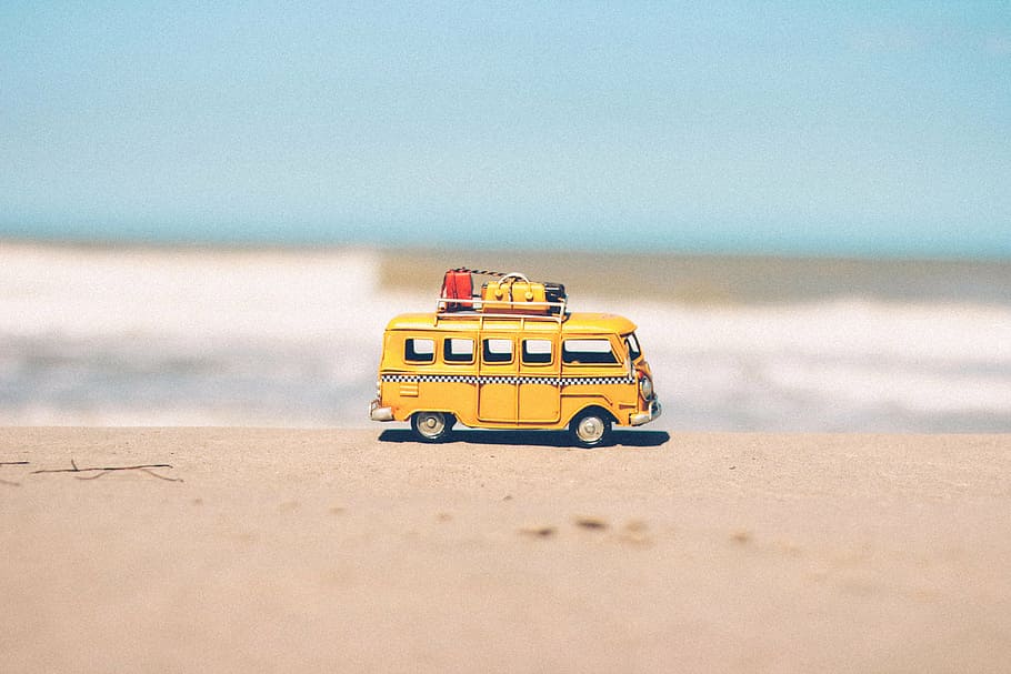 amarillo, modelo a escala de autobús, superficie, autobús, vehículo, juguete, viajar, reflexión, playa, horizonte