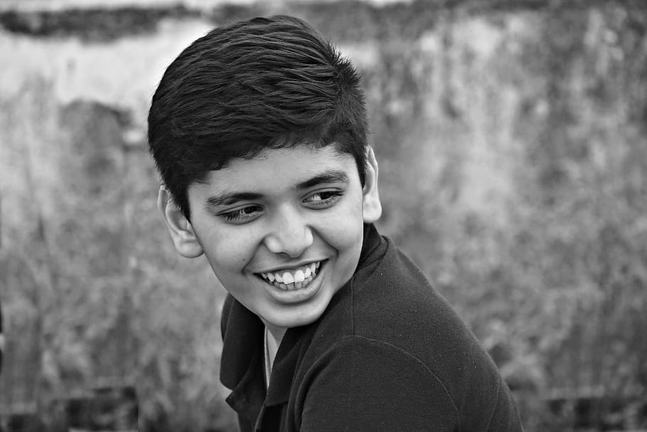 niño indio, adolescente, joven, juvenil, sonriente, retrato, felicidad, mirando a la cámara, disparo en la cabeza, una persona