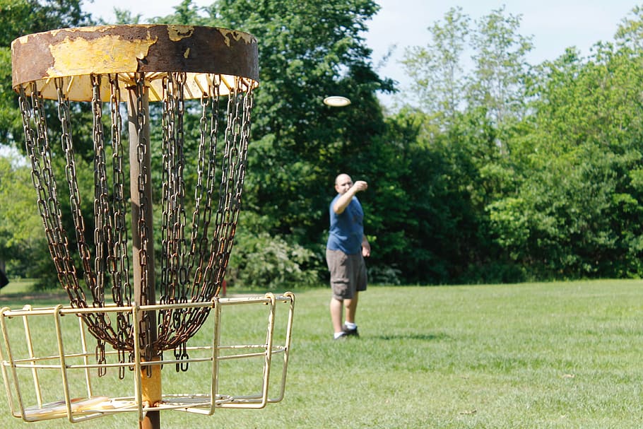 man throwing frisbee, disc golf, frisbee, frisbee golf, outdoors, people, sport, playing, nature, lifestyles