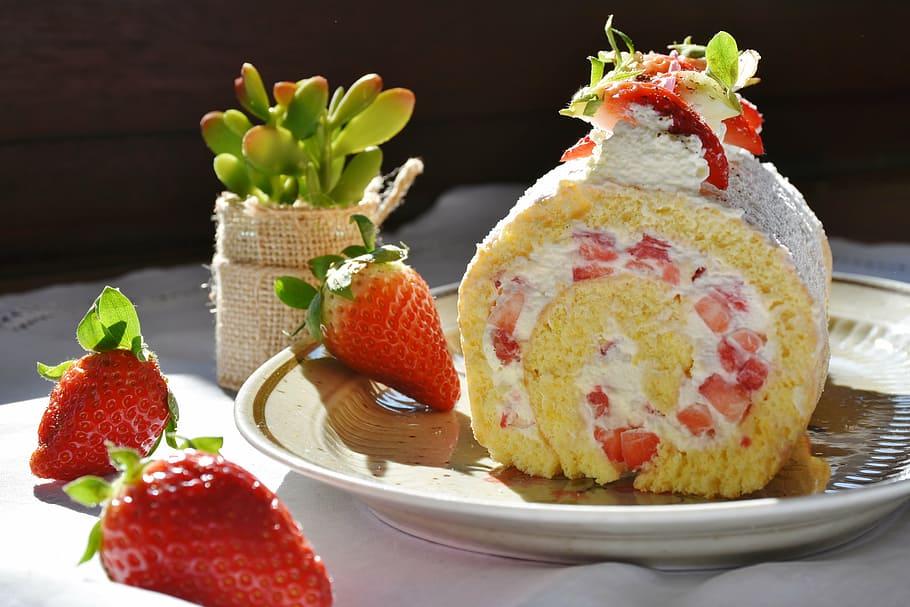 cake, served, plate, strawberry, strawberry roll, strawberry cake, bisquit, bisquitrolle, cream, bake