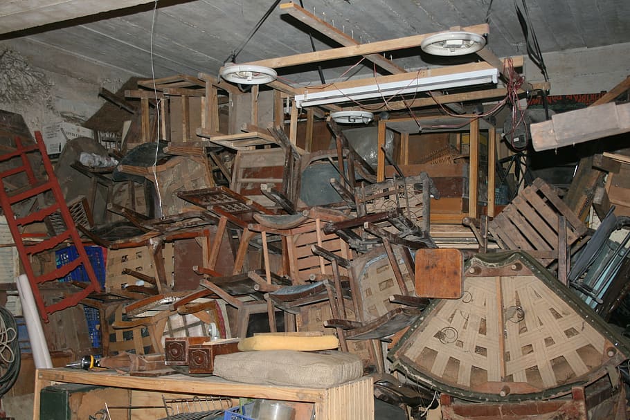lixo, oficina, cadeiras, porão, velho, material de madeira, grande grupo de objetos, ninguém, dia, dentro de casa