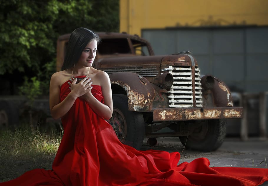 mujer, rojo, vestido, marrón, camión utilitario, mujer y automóvil, tela roja, vestido rojo, automóvil clásico, automóvil antiguo