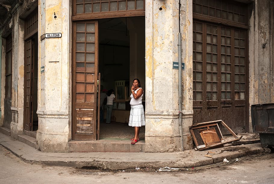 女性, 茶色, 木製, ドア, キューバ, 建築, 一人, 全身, 実在の人物, 立っている