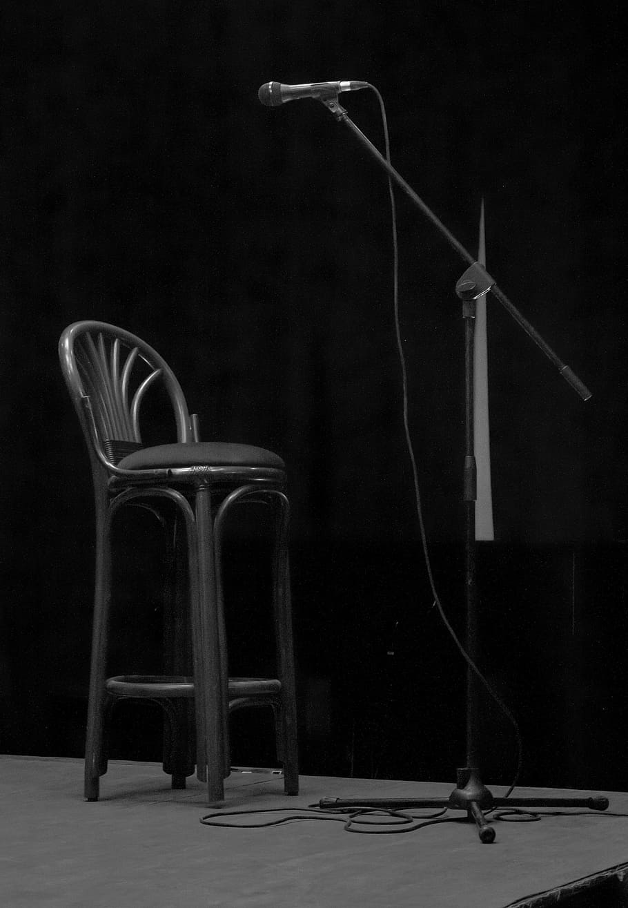 fotografia em escala de cinza, cadeira, microfone, estágio, assento, concerto, suporte, música, dentro de casa, ninguém