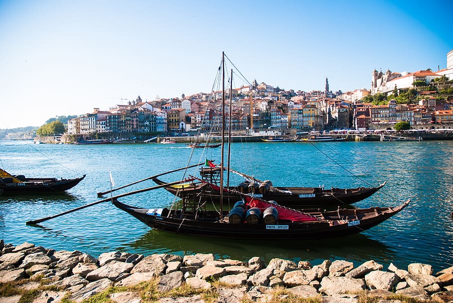 dos, marrón, barcos, muelle, río Duero, Porto, barco rabelo, Portugal, vino de Oporto, Ribeira
