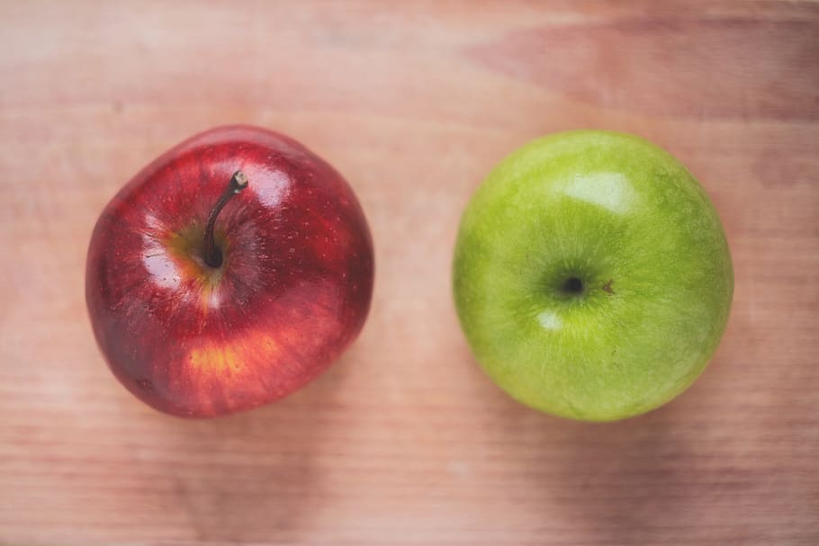 comida, frutas, manzanas, fila, rojo, verde, madera, mesa, arriba, vista