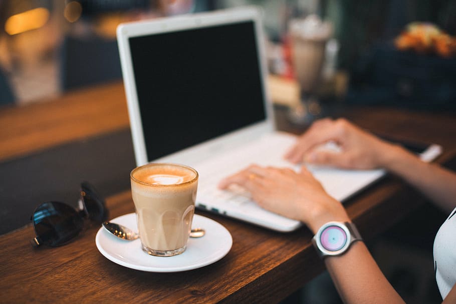 pessoa, usando, branco, computador portátil, ao lado, café com leite, teclado, tecnologia, mesa, aplicação