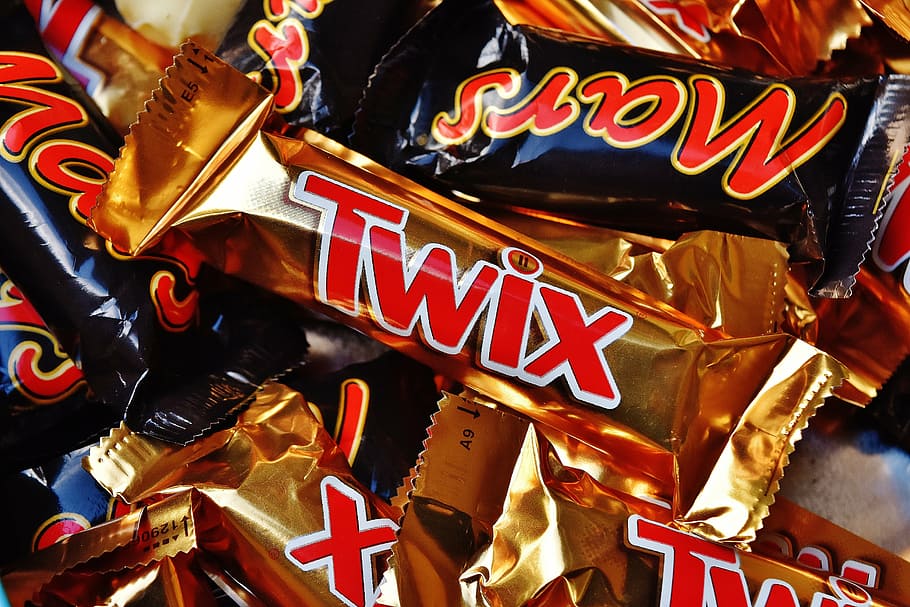 foto de close-up, lote de pacote de chocolate twix, barra de chocolate, doçura, chocolate, marte, twix, caramelo, açúcar, doce