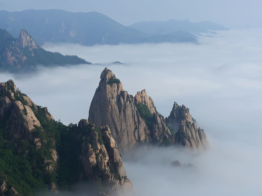 marrón, montaña, niebla, durante el día, república de corea, mt seoraksan, línea de dinosaurios, un mar de nubes, paisaje, salario por cáncer