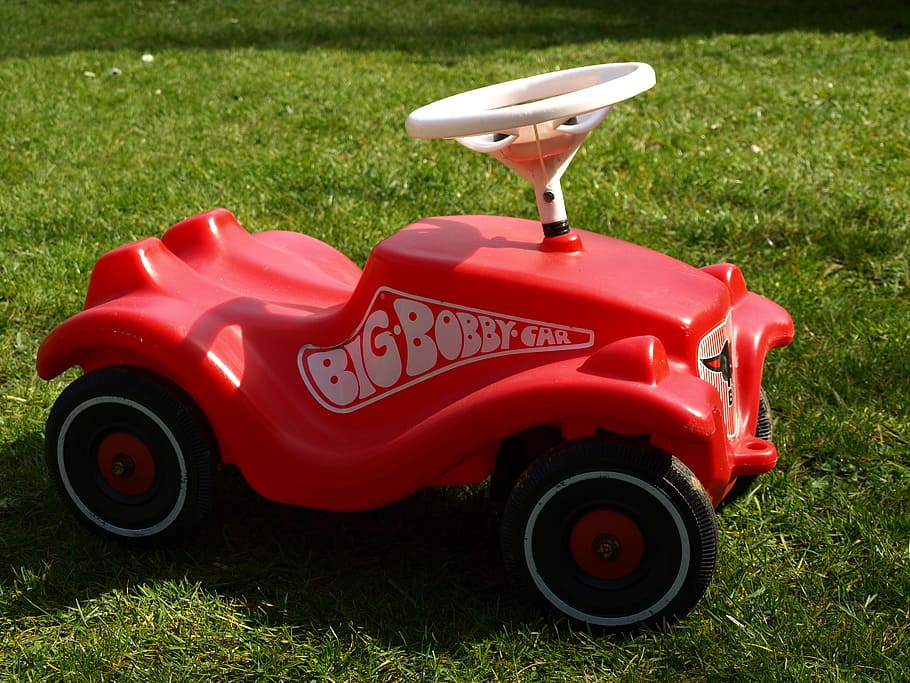bobby car, vehículos para niños, jugar afuera, movimiento, juguetes, césped, cortacésped, exteriores, color verde, rojo
