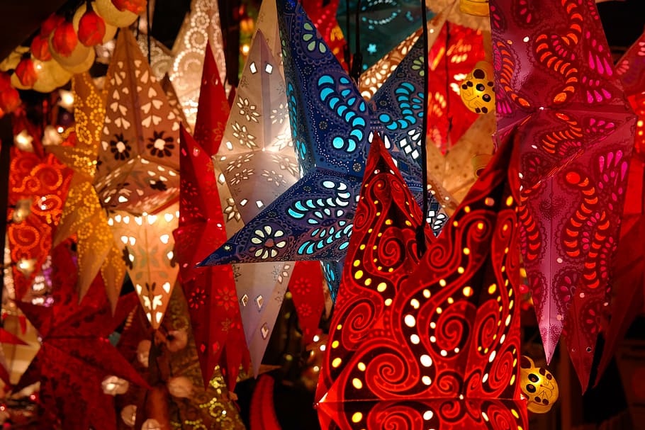 linternas de papel de colores variados, flor de pascua, estrella, luz, colorido, color, mercado, mercado navideño, stand, puesto de ventas
