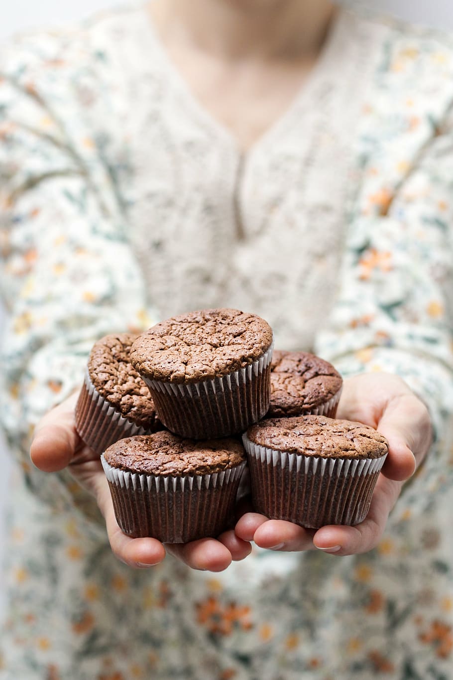 five, muffins, person hands, offer, food, cupcake, chocolate, brown, paper, bake