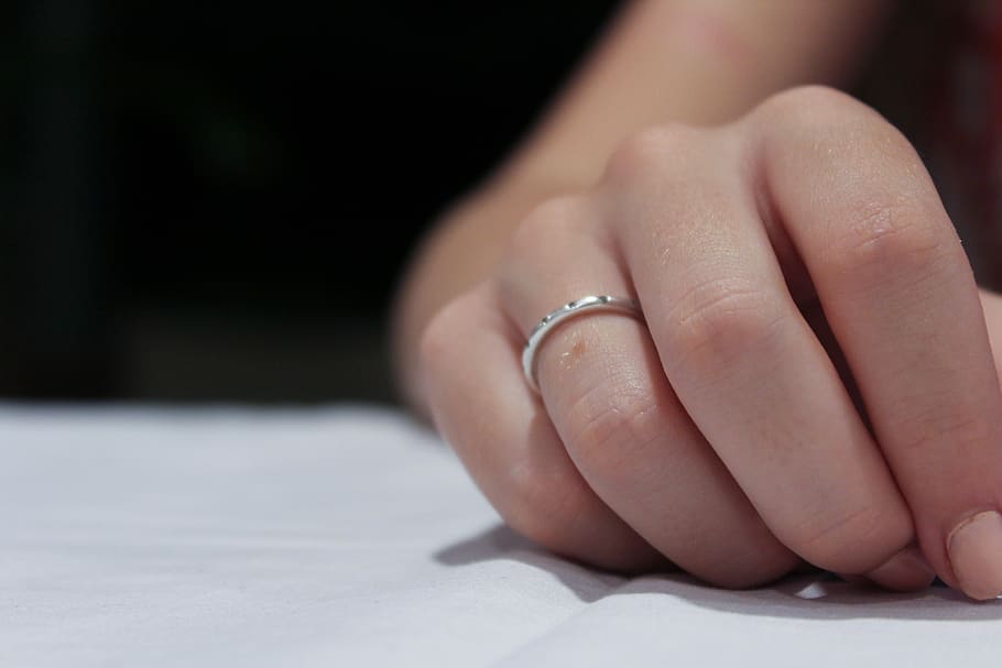 pessoa, vestindo, anel de prata, prata, anel, mão, amor, mulher, casamento, fêmea