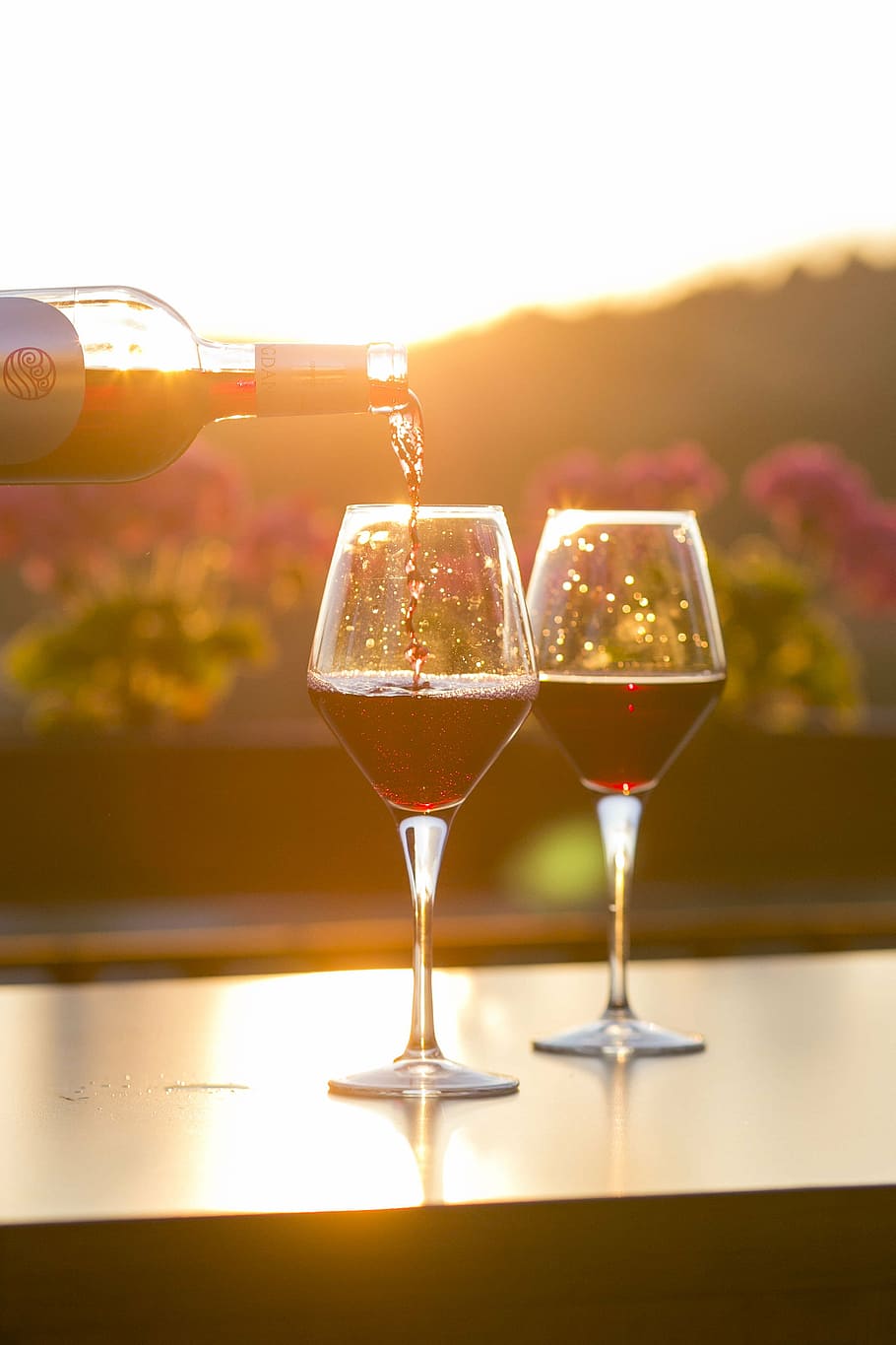 dois, claro, copos de vinho, vinho, óculos, preenchido, vermelho, líquido, vidro, garrafa