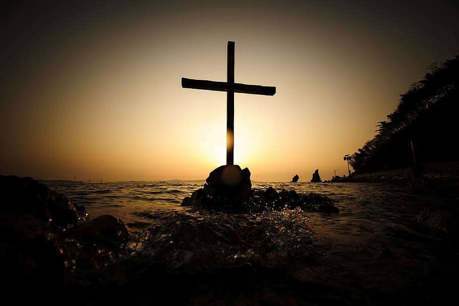 foto de silueta, cruz, medio, océano, mar, puesta de sol, playa, brillo, costa oeste, república de corea