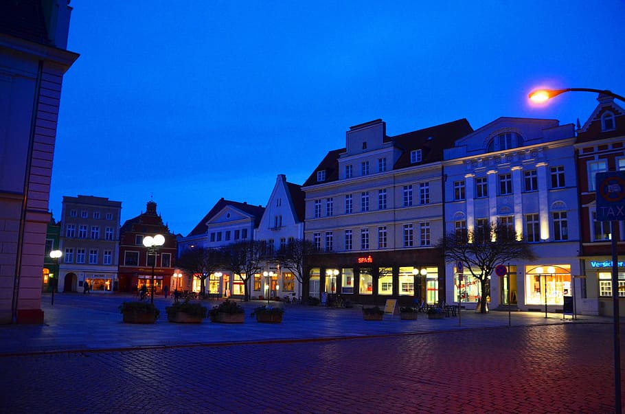Mercado, Güstrow, Mecklemburgo, À noite, iluminado, crepúsculo, exterior do edifício, arquitetura, reflexão, estrutura construída