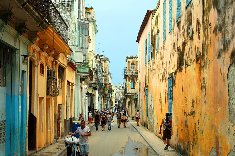 사람, 걷기, 좁은, 거리, 하바나, 쿠바, 건축물, 건물 외관, 사람들의 그룹, 건축 된 구조