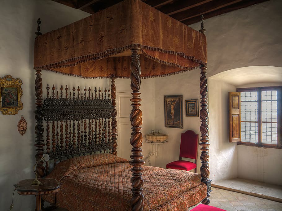 empty, 4-post, 4- post bed, inside, white-painted room, bedroom, bed, bedchamber, mallorca, old