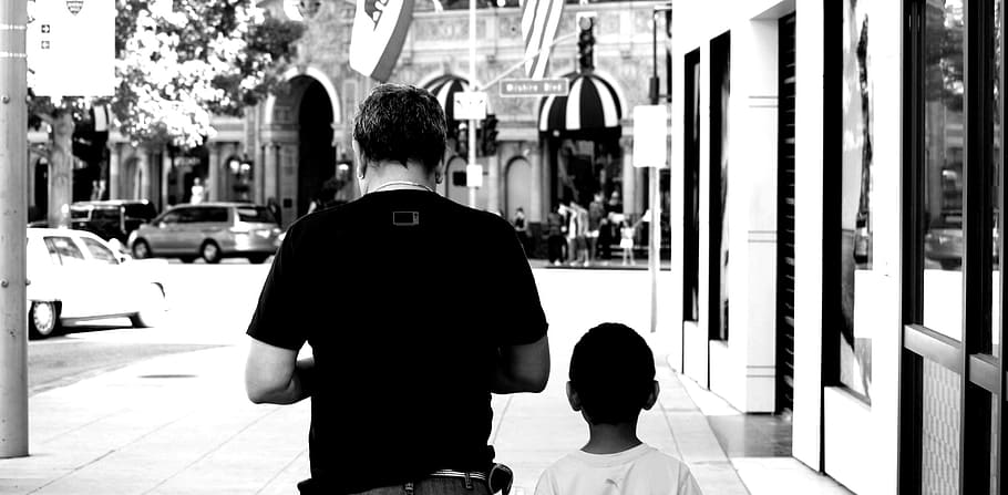 foto en escala de grises, hombre, niño, caminando, al lado, edificio, día del padre, padre e hijo, papá, amor