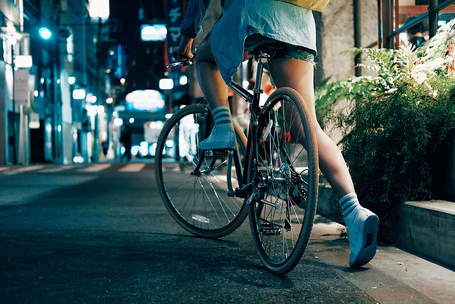 mulher, montando, bicicleta, arbusto, estrada, rua, pessoas, menina, veículo, noite