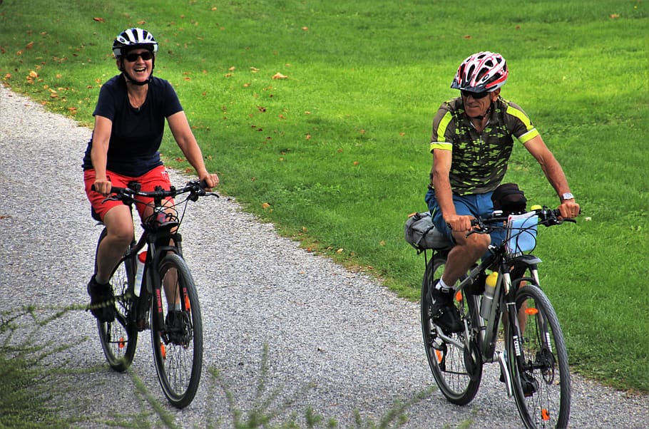 bicicleta, total, dois, aventura, feliz, pessoas, capacete, ativo, a pessoa, amigos