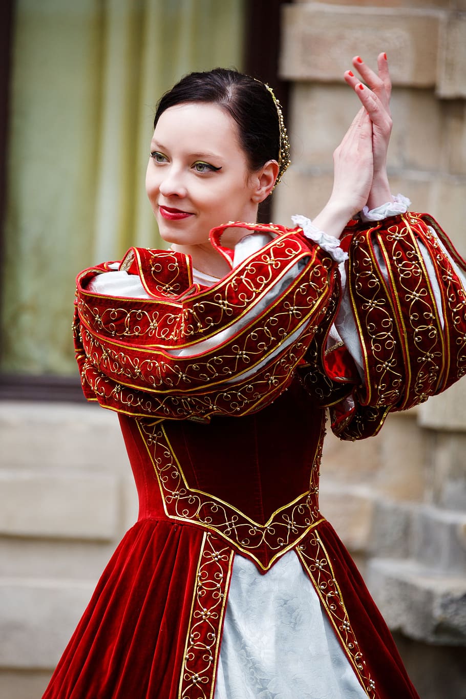mujer, vistiendo, rojo, blanco, tradicional, vestido, palmas, manos, medieval, danza