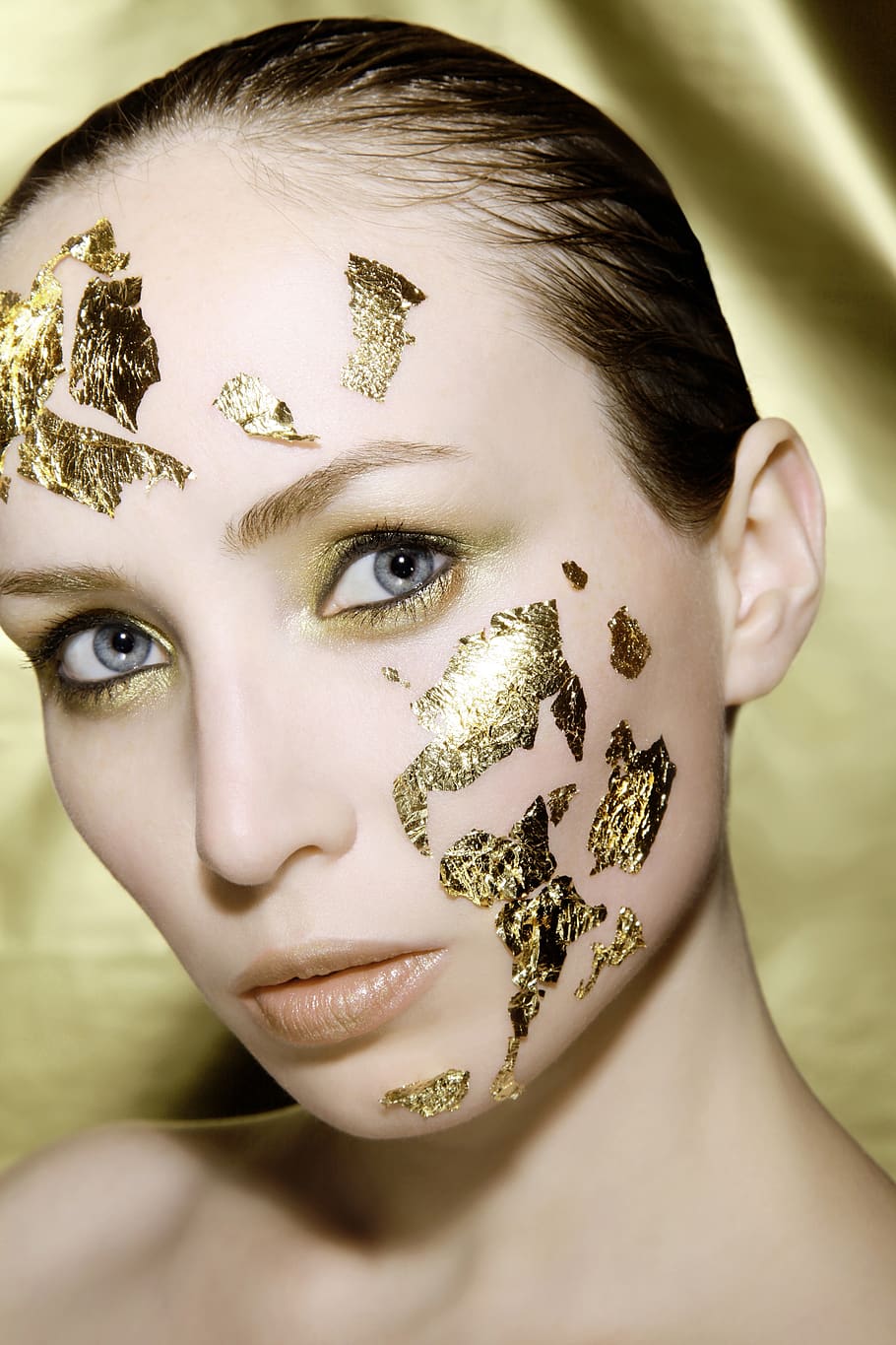 dourado, folha de ouro, flocos, maquiagem, luxo, beleza, pele, tratamento, cuidados com a pele, rosto