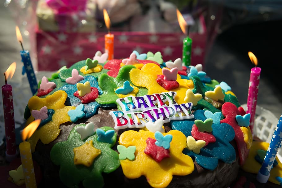 黒, 黄色, 青, 赤, アイシングでコーティングされたケーキ, 誕生日, ケーキ, キャンドル, 誕生日ケーキ, 炎