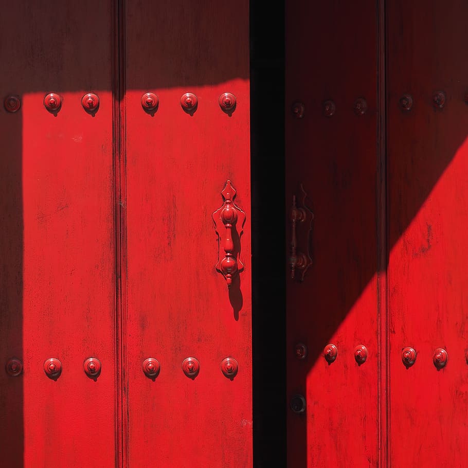 Puerta, ligeramente abierta, de madera, protección, seguridad, entrada, cerrado, rojo, metal, marco completo
