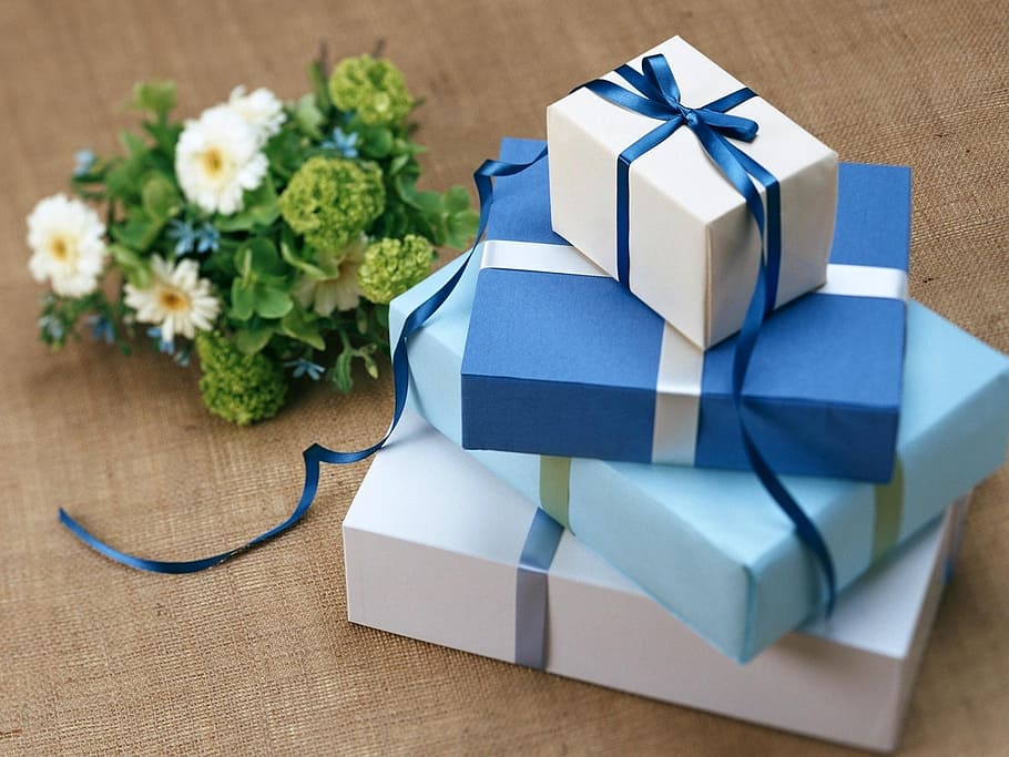 стек, четыре, подарочные коробки разных цветов, рядом, белый, зеленый, букет из лепестков цветов, рождество, подарки, рождественские подарки детям старые