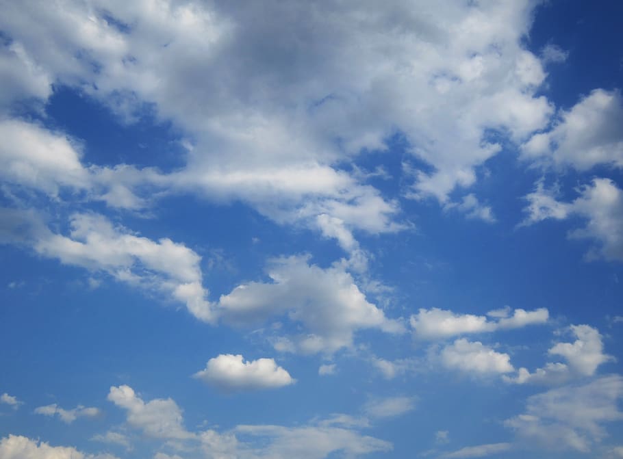céu azul com lindas nuvens fofas sem chão. panorama hdri sem costura visão  de ângulo de