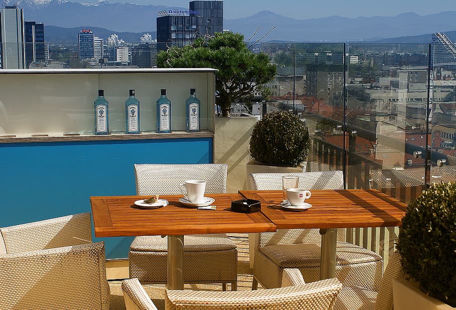 dos, marrón, madera, mesas de patio, sillas, vista, vista de la ciudad, terraza, plataforma de observación, cafetería