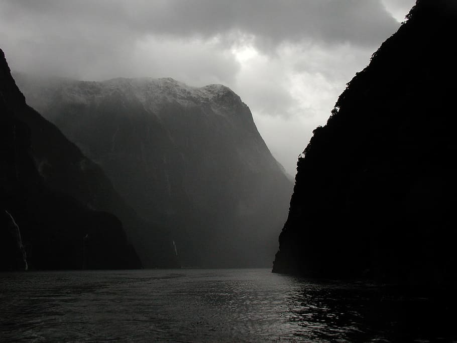 fotografía en escala de grises, montañas, cuerpo, agua, escala de grises, fotografía, cuerpo de agua, ríos, brumoso, oscuridad