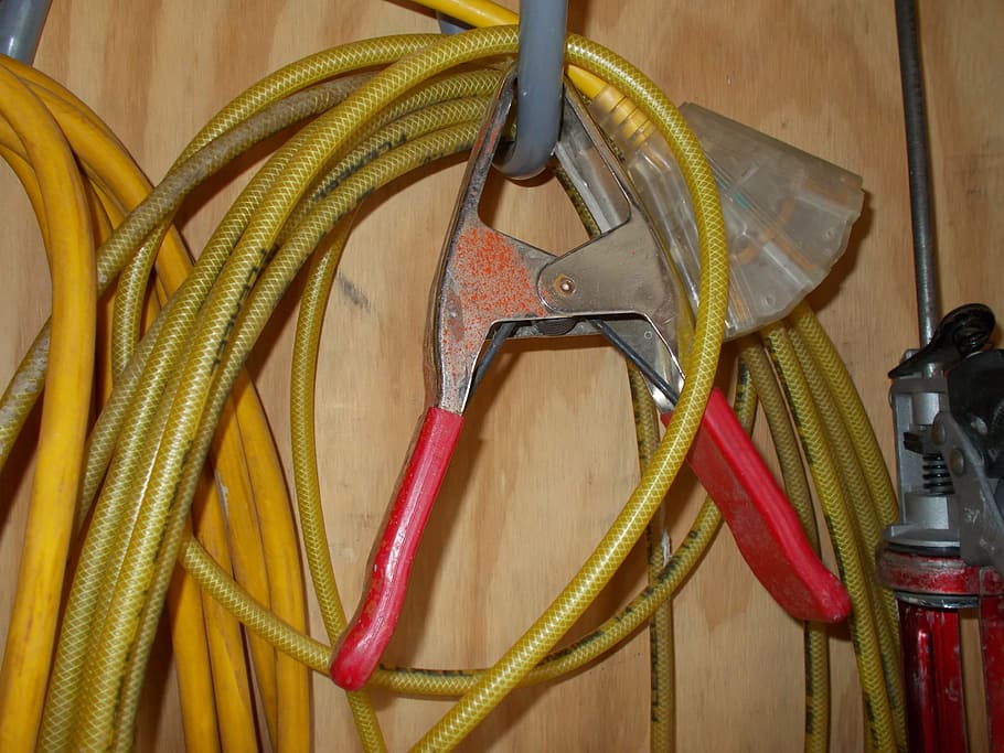 cable de extensión, herramienta de trabajo, trabajo, eléctrico, en interiores, naturaleza muerta, primer plano, metal, amarillo, mesa