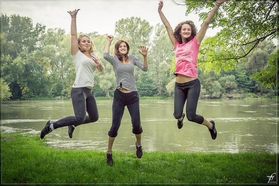 3, 女性, ジャンプ, 湖side, 幸せな人々, 美しい, 公園, 屋外, かなり, 幸せ