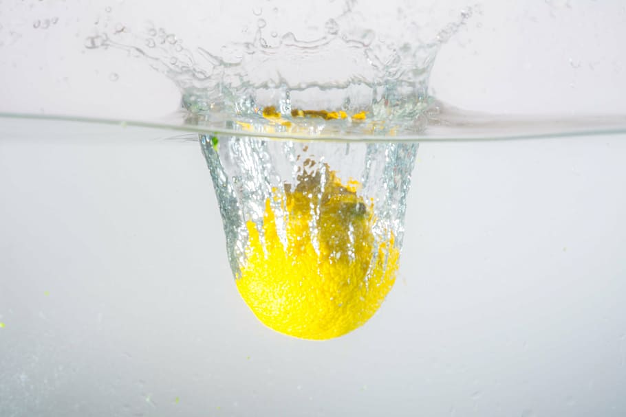 lemon in water, water, inject, lemon, spray, water splashes, spill over, drip, wave, dynamics