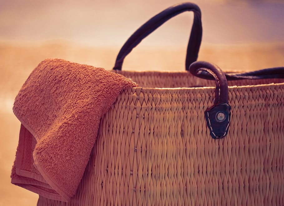 tiro macro, marrón, toalla, bolsa de mimbre, bolsa de playa y toalla, verano, sol, vacaciones, relajante, bolsa