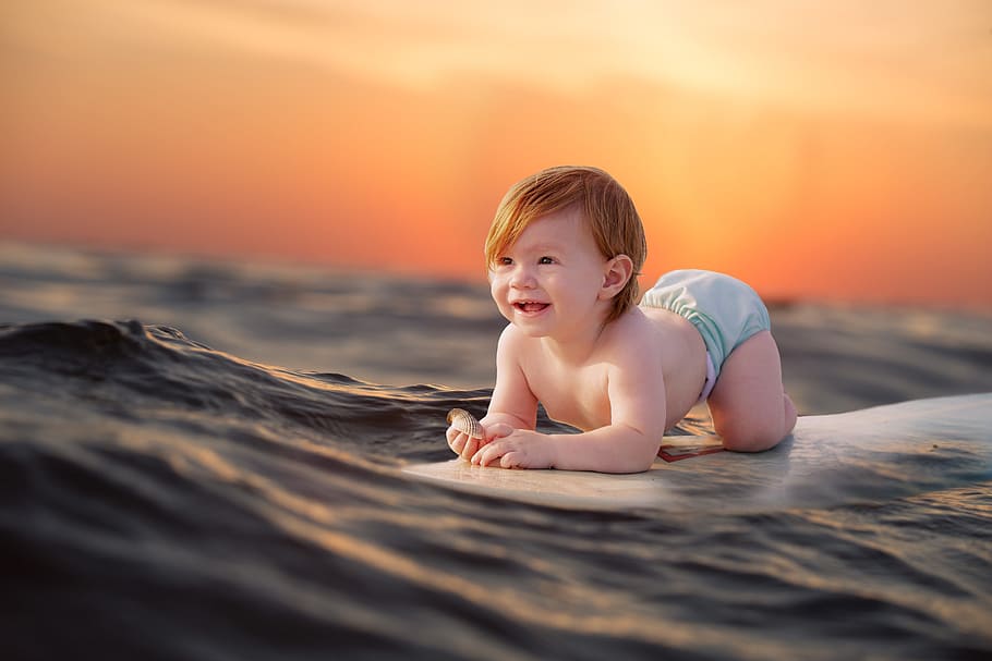 bayi yang tersenyum, bayi, berselancar, laut, pantai, ombak, papan, selancar, air, musim panas