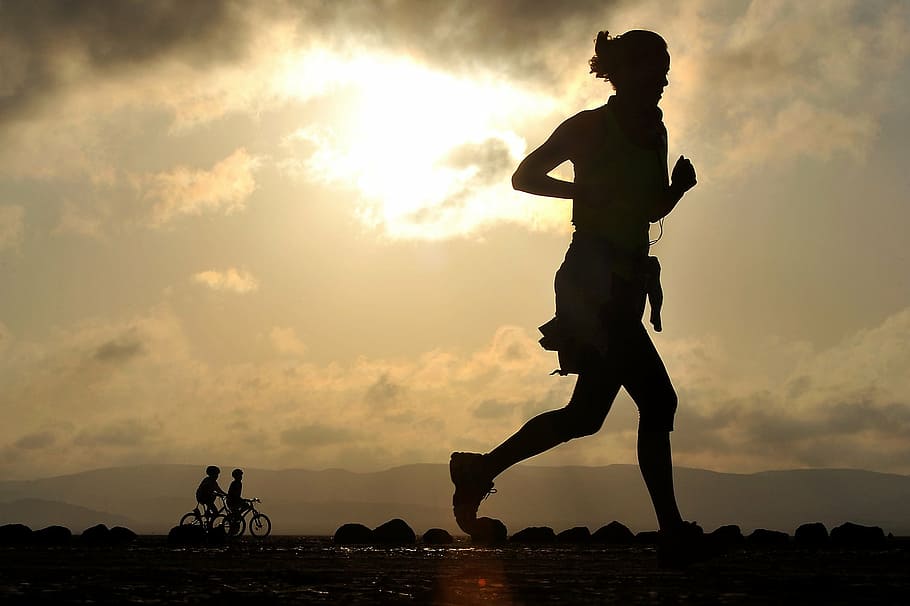 foto de silhueta, pessoa correndo, corrida, corredor, longa distância, fitness, feminino, cross country, deserto, atleta