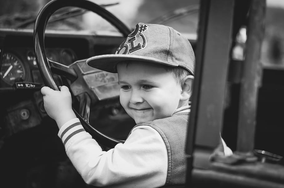 fotografía en escala de grises, niño, adentro, coche, felicidad, militar, auto, volante, conductor, un niño pequeño