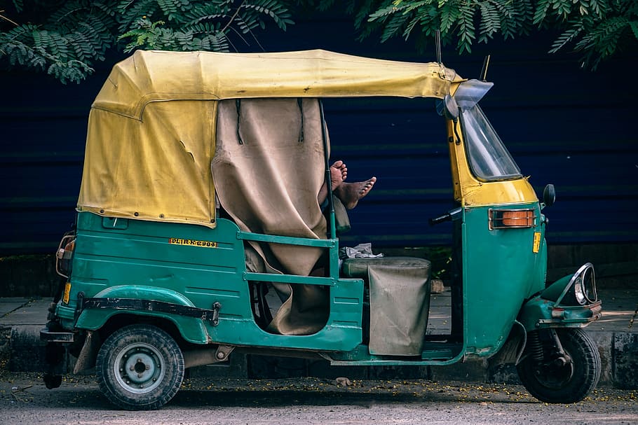 verde, amarillo, auto rickshaw, al lado, hojas, fotografía, auto, rickshaw, triciclo, vehículo