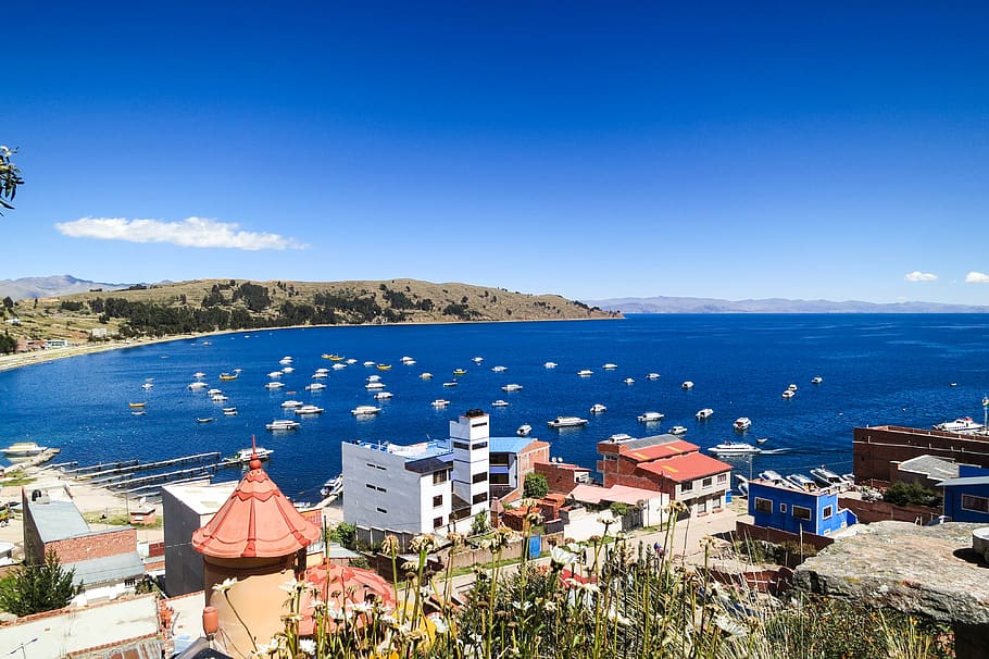 Lago Titicaca, Copacabana, Bolívia, água, barcos, edifícios, montanhas, litoral, céu, cidade