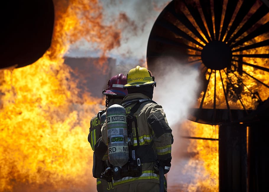 pemadam kebakaran, memegang, selang, depan, api, pelatihan, hidup, siluet, perlindungan, bahaya