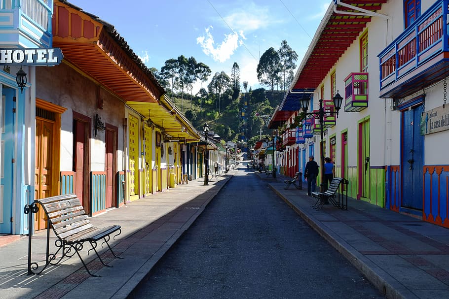 parede pintada de branco, salento, pessoas, colômbia, beco, cores, rua, turismo, verão, arquitetura