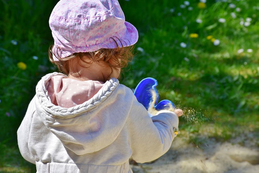 gadis balita, memegang, biru, mainan plastik, melemparkan, pasir, anak, gadis, bermain, ember