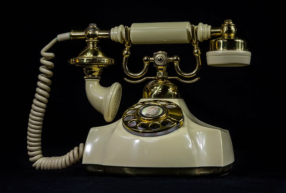 foto, blanco, latón, rotativo, teléfono antiguo, dial giratorio, comunicación, teléfono clásico, anticuado, retro Estilo