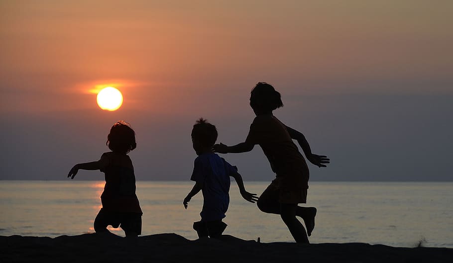 pantai, anak-anak, bermain, matahari terbenam, kesenangan, permainan, langit, anak, siluet, kebersamaan