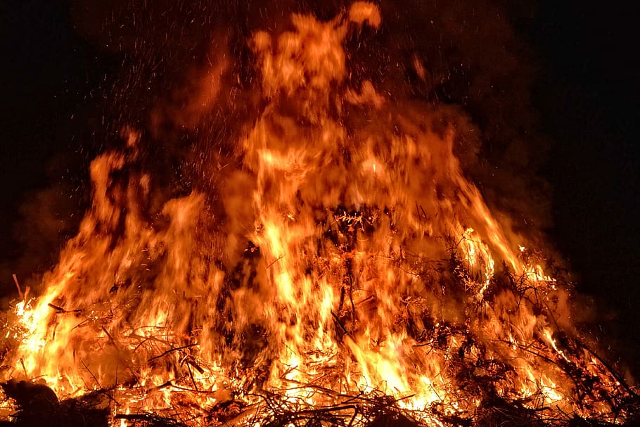 Fuego de Pascua, Fuego, Llama, pascua, aduana, resplandor, fuego - Fenómeno natural, calor - Temperatura, quema, rojo