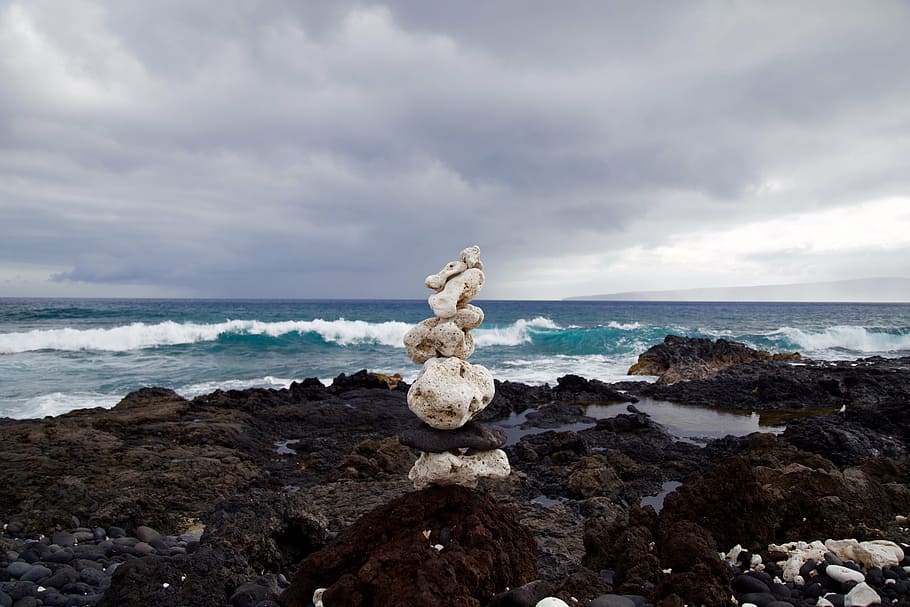 apilar, blanco, piedras, negro, superficie, frente al océano, foto, equilibrio, roca, cerca