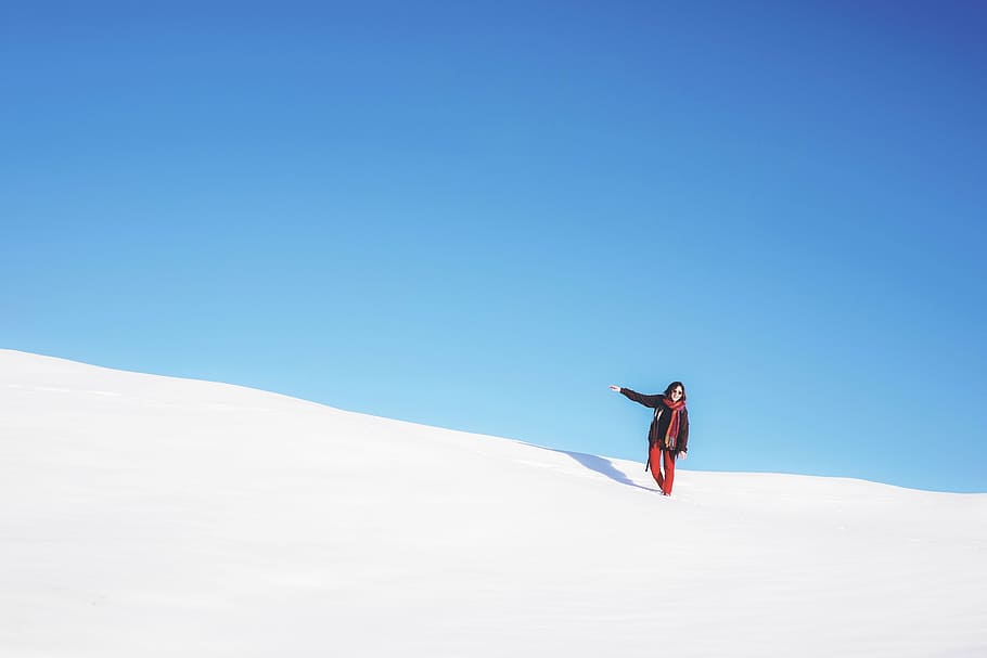 mulher, em pé, campo de neve, neve, inverno, terras altas, paisagem, natureza, montanha, azul